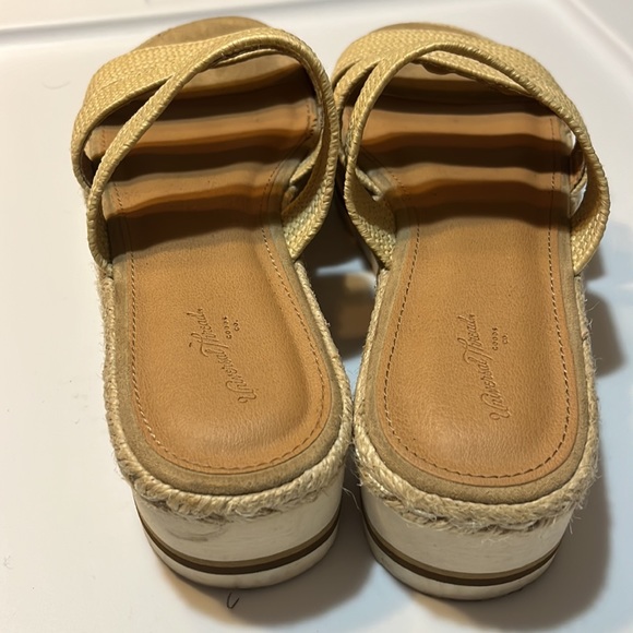 Universal Thread sandals. Size 7.5 - Picture 4 of 4